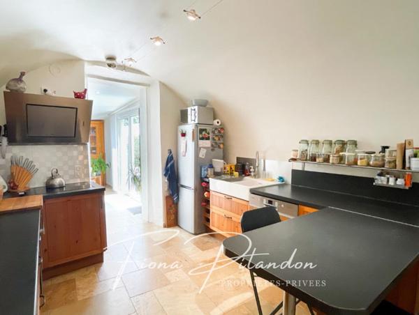 Maison au charme authentique avec extérieurs et garage