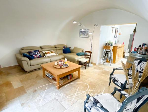 Maison au charme authentique avec extérieurs et garage