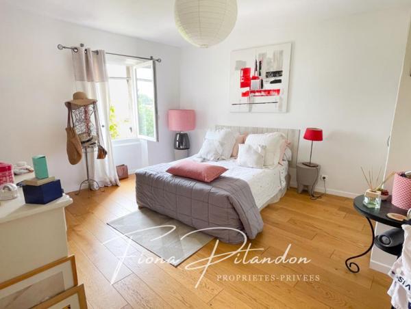 Maison au charme authentique avec extérieurs et garage