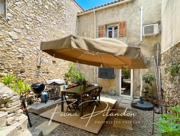 Maison au charme authentique avec extérieurs et garage