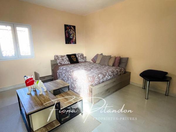 Maison au charme authentique avec extérieurs et garage