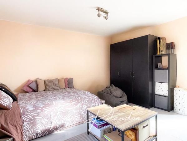 Maison au charme authentique avec extérieurs et garage