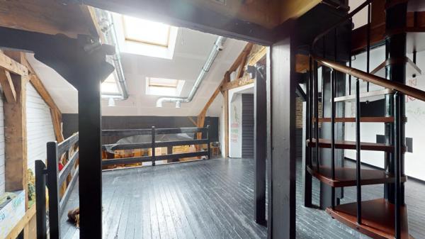 LOCAL COMMERCIAL 210 m2 + APPARTEMENT 70 m² T3 AVEC TERRASSE