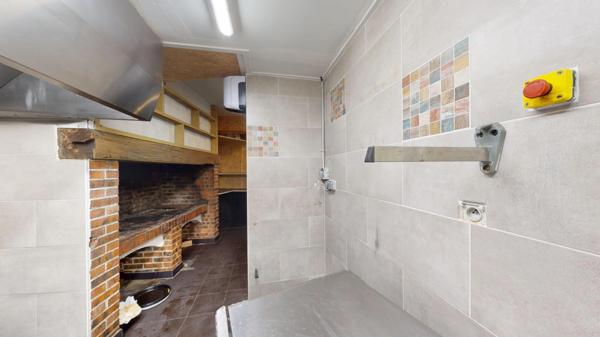 LOCAL COMMERCIAL 210 m2 + APPARTEMENT 70 m² T3 AVEC TERRASSE