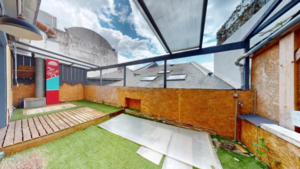 LOCAL COMMERCIAL 210 m2 + APPARTEMENT 70 m² T3 AVEC TERRASSE