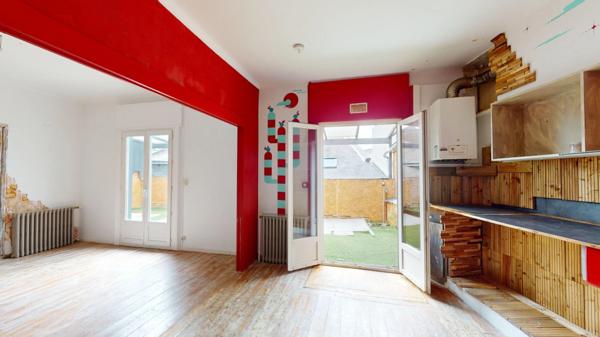 LOCAL COMMERCIAL 210 m2 + APPARTEMENT 70 m² T3 AVEC TERRASSE