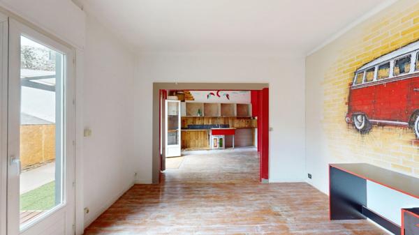 LOCAL COMMERCIAL 210 m2 + APPARTEMENT 70 m² T3 AVEC TERRASSE