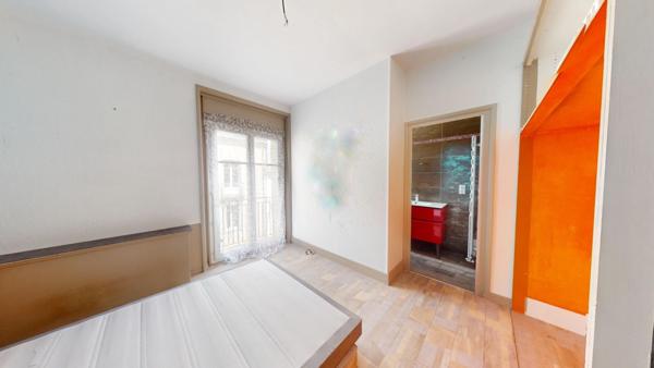 LOCAL COMMERCIAL 210 m2 + APPARTEMENT 70 m² T3 AVEC TERRASSE