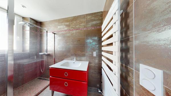 LOCAL COMMERCIAL 210 m2 + APPARTEMENT 70 m² T3 AVEC TERRASSE