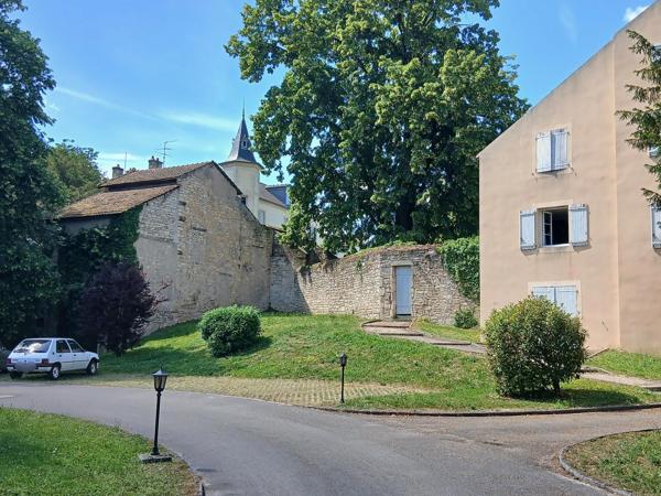 Triplex 2 chambres (possibilité 3) . Site agréable