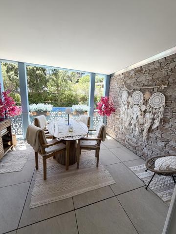 🏖️ CAVALAIRE-SUR-MER 83240 – EXCLUSIVITÉ

À seulement quelques minutes à pied des PLAGES, du PORT et du Cœur de Ville, découvrez ce superbe appartement Récent T3 de 58 m², niché au sein d'une résidence Sécurisée de STANDING, livrée en 2025 et agrémentée d'une piscine.

Entièrement Climatisé et vendu meublé avec goût, ce bien séduit dès les premiers instants par son atmosphère raffinée, ses prestations actuelles et son art de vivre tourné vers la douceur méditerranéenne.

Dès l'entrée, les volumes sont parfaitement optimisés. La pièce de vie, s'ouvre sur une cuisine contemporaine entièrement équipée, créant un espace convivial et harmonieux.
Prolongement naturel de l'appartement, la loggia de belle taille, exposée plein Sud et sublimée par son élégant mur en pierre, invite à savourer des instants privilégiés.

L'espace nuit offre deux chambres confortables avec rangements intégrés, une salle d'eau aux lignes contemporaines avec espace buanderie ainsi qu'un WC indépendant.

Pensé pour un confort absolu, l'appartement bénéficie d'Excellentes Performances Énergétiques (DPE A/A), de la climatisation réversible et des consommations d'eau chaude et d'eau froide incluses dans les charges de copropriété.

Deux places de stationnement privatives en sous-sol complètent cet ensemble rare sur le secteur.

Son emplacement privilégié, à proximité immédiate des commerces, des plages et des établissements scolaires, en fait une adresse idéale aussi bien pour une résidence principale destinée à une famille, qu'un pied-à-terre de charme sur la Côte d'Azur ou un investissement patrimonial de qualité.

Un bien clé en main où il ne reste qu'à poser ses valises et profiter de l'art de vivre au sein du Golfe de Saint Tropez.

📞 Olivier PROUST
BSK Immobilier
06 61 53 40 05
o.proust@bskimmobilier.com