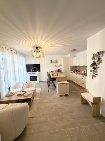 🏖️ CAVALAIRE-SUR-MER 83240 – EXCLUSIVITÉ

À seulement quelques minutes à pied des PLAGES, du PORT et du Cœur de Ville, découvrez ce superbe appartement Récent T3 de 58 m², niché au sein d'une résidence Sécurisée de STANDING, livrée en 2025 et agrémentée d'une piscine.

Entièrement Climatisé et vendu meublé avec goût, ce bien séduit dès les premiers instants par son atmosphère raffinée, ses prestations actuelles et son art de vivre tourné vers la douceur méditerranéenne.

Dès l'entrée, les volumes sont parfaitement optimisés. La pièce de vie, s'ouvre sur une cuisine contemporaine entièrement équipée, créant un espace convivial et harmonieux.
Prolongement naturel de l'appartement, la loggia de belle taille, exposée plein Sud et sublimée par son élégant mur en pierre, invite à savourer des instants privilégiés.

L'espace nuit offre deux chambres confortables avec rangements intégrés, une salle d'eau aux lignes contemporaines avec espace buanderie ainsi qu'un WC indépendant.

Pensé pour un confort absolu, l'appartement bénéficie d'Excellentes Performances Énergétiques (DPE A/A), de la climatisation réversible et des consommations d'eau chaude et d'eau froide incluses dans les charges de copropriété.

Deux places de stationnement privatives en sous-sol complètent cet ensemble rare sur le secteur.

Son emplacement privilégié, à proximité immédiate des commerces, des plages et des établissements scolaires, en fait une adresse idéale aussi bien pour une résidence principale destinée à une famille, qu'un pied-à-terre de charme sur la Côte d'Azur ou un investissement patrimonial de qualité.

Un bien clé en main où il ne reste qu'à poser ses valises et profiter de l'art de vivre au sein du Golfe de Saint Tropez.

📞 Olivier PROUST
BSK Immobilier
06 61 53 40 05
o.proust@bskimmobilier.com