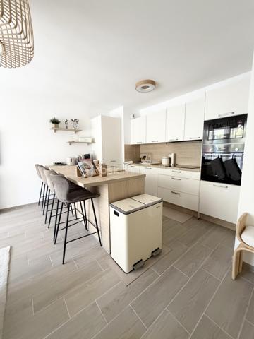 🏖️ CAVALAIRE-SUR-MER 83240 – EXCLUSIVITÉ

À seulement quelques minutes à pied des PLAGES, du PORT et du Cœur de Ville, découvrez ce superbe appartement Récent T3 de 58 m², niché au sein d'une résidence Sécurisée de STANDING, livrée en 2025 et agrémentée d'une piscine.

Entièrement Climatisé et vendu meublé avec goût, ce bien séduit dès les premiers instants par son atmosphère raffinée, ses prestations actuelles et son art de vivre tourné vers la douceur méditerranéenne.

Dès l'entrée, les volumes sont parfaitement optimisés. La pièce de vie, s'ouvre sur une cuisine contemporaine entièrement équipée, créant un espace convivial et harmonieux.
Prolongement naturel de l'appartement, la loggia de belle taille, exposée plein Sud et sublimée par son élégant mur en pierre, invite à savourer des instants privilégiés.

L'espace nuit offre deux chambres confortables avec rangements intégrés, une salle d'eau aux lignes contemporaines avec espace buanderie ainsi qu'un WC indépendant.

Pensé pour un confort absolu, l'appartement bénéficie d'Excellentes Performances Énergétiques (DPE A/A), de la climatisation réversible et des consommations d'eau chaude et d'eau froide incluses dans les charges de copropriété.

Deux places de stationnement privatives en sous-sol complètent cet ensemble rare sur le secteur.

Son emplacement privilégié, à proximité immédiate des commerces, des plages et des établissements scolaires, en fait une adresse idéale aussi bien pour une résidence principale destinée à une famille, qu'un pied-à-terre de charme sur la Côte d'Azur ou un investissement patrimonial de qualité.

Un bien clé en main où il ne reste qu'à poser ses valises et profiter de l'art de vivre au sein du Golfe de Saint Tropez.

📞 Olivier PROUST
BSK Immobilier
06 61 53 40 05
o.proust@bskimmobilier.com