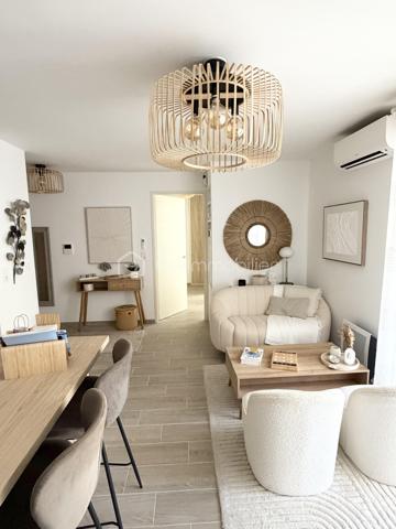 🏖️ CAVALAIRE-SUR-MER 83240 – EXCLUSIVITÉ

À seulement quelques minutes à pied des PLAGES, du PORT et du Cœur de Ville, découvrez ce superbe appartement Récent T3 de 58 m², niché au sein d'une résidence Sécurisée de STANDING, livrée en 2025 et agrémentée d'une piscine.

Entièrement Climatisé et vendu meublé avec goût, ce bien séduit dès les premiers instants par son atmosphère raffinée, ses prestations actuelles et son art de vivre tourné vers la douceur méditerranéenne.

Dès l'entrée, les volumes sont parfaitement optimisés. La pièce de vie, s'ouvre sur une cuisine contemporaine entièrement équipée, créant un espace convivial et harmonieux.
Prolongement naturel de l'appartement, la loggia de belle taille, exposée plein Sud et sublimée par son élégant mur en pierre, invite à savourer des instants privilégiés.

L'espace nuit offre deux chambres confortables avec rangements intégrés, une salle d'eau aux lignes contemporaines avec espace buanderie ainsi qu'un WC indépendant.

Pensé pour un confort absolu, l'appartement bénéficie d'Excellentes Performances Énergétiques (DPE A/A), de la climatisation réversible et des consommations d'eau chaude et d'eau froide incluses dans les charges de copropriété.

Deux places de stationnement privatives en sous-sol complètent cet ensemble rare sur le secteur.

Son emplacement privilégié, à proximité immédiate des commerces, des plages et des établissements scolaires, en fait une adresse idéale aussi bien pour une résidence principale destinée à une famille, qu'un pied-à-terre de charme sur la Côte d'Azur ou un investissement patrimonial de qualité.

Un bien clé en main où il ne reste qu'à poser ses valises et profiter de l'art de vivre au sein du Golfe de Saint Tropez.

📞 Olivier PROUST
BSK Immobilier
06 61 53 40 05
o.proust@bskimmobilier.com