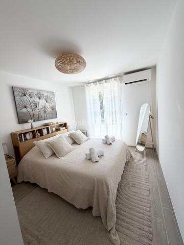 🏖️ CAVALAIRE-SUR-MER 83240 – EXCLUSIVITÉ

À seulement quelques minutes à pied des PLAGES, du PORT et du Cœur de Ville, découvrez ce superbe appartement Récent T3 de 58 m², niché au sein d'une résidence Sécurisée de STANDING, livrée en 2025 et agrémentée d'une piscine.

Entièrement Climatisé et vendu meublé avec goût, ce bien séduit dès les premiers instants par son atmosphère raffinée, ses prestations actuelles et son art de vivre tourné vers la douceur méditerranéenne.

Dès l'entrée, les volumes sont parfaitement optimisés. La pièce de vie, s'ouvre sur une cuisine contemporaine entièrement équipée, créant un espace convivial et harmonieux.
Prolongement naturel de l'appartement, la loggia de belle taille, exposée plein Sud et sublimée par son élégant mur en pierre, invite à savourer des instants privilégiés.

L'espace nuit offre deux chambres confortables avec rangements intégrés, une salle d'eau aux lignes contemporaines avec espace buanderie ainsi qu'un WC indépendant.

Pensé pour un confort absolu, l'appartement bénéficie d'Excellentes Performances Énergétiques (DPE A/A), de la climatisation réversible et des consommations d'eau chaude et d'eau froide incluses dans les charges de copropriété.

Deux places de stationnement privatives en sous-sol complètent cet ensemble rare sur le secteur.

Son emplacement privilégié, à proximité immédiate des commerces, des plages et des établissements scolaires, en fait une adresse idéale aussi bien pour une résidence principale destinée à une famille, qu'un pied-à-terre de charme sur la Côte d'Azur ou un investissement patrimonial de qualité.

Un bien clé en main où il ne reste qu'à poser ses valises et profiter de l'art de vivre au sein du Golfe de Saint Tropez.

📞 Olivier PROUST
BSK Immobilier
06 61 53 40 05
o.proust@bskimmobilier.com