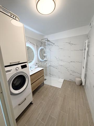 🏖️ CAVALAIRE-SUR-MER 83240 – EXCLUSIVITÉ

À seulement quelques minutes à pied des PLAGES, du PORT et du Cœur de Ville, découvrez ce superbe appartement Récent T3 de 58 m², niché au sein d'une résidence Sécurisée de STANDING, livrée en 2025 et agrémentée d'une piscine.

Entièrement Climatisé et vendu meublé avec goût, ce bien séduit dès les premiers instants par son atmosphère raffinée, ses prestations actuelles et son art de vivre tourné vers la douceur méditerranéenne.

Dès l'entrée, les volumes sont parfaitement optimisés. La pièce de vie, s'ouvre sur une cuisine contemporaine entièrement équipée, créant un espace convivial et harmonieux.
Prolongement naturel de l'appartement, la loggia de belle taille, exposée plein Sud et sublimée par son élégant mur en pierre, invite à savourer des instants privilégiés.

L'espace nuit offre deux chambres confortables avec rangements intégrés, une salle d'eau aux lignes contemporaines avec espace buanderie ainsi qu'un WC indépendant.

Pensé pour un confort absolu, l'appartement bénéficie d'Excellentes Performances Énergétiques (DPE A/A), de la climatisation réversible et des consommations d'eau chaude et d'eau froide incluses dans les charges de copropriété.

Deux places de stationnement privatives en sous-sol complètent cet ensemble rare sur le secteur.

Son emplacement privilégié, à proximité immédiate des commerces, des plages et des établissements scolaires, en fait une adresse idéale aussi bien pour une résidence principale destinée à une famille, qu'un pied-à-terre de charme sur la Côte d'Azur ou un investissement patrimonial de qualité.

Un bien clé en main où il ne reste qu'à poser ses valises et profiter de l'art de vivre au sein du Golfe de Saint Tropez.

📞 Olivier PROUST
BSK Immobilier
06 61 53 40 05
o.proust@bskimmobilier.com