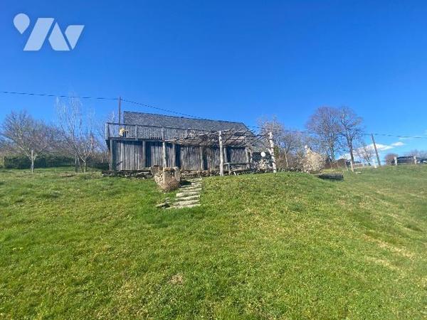 A vendre à Meallet (CANTAL), dans un petit hameau calme et verdoyant à une dizaine de minutes d...