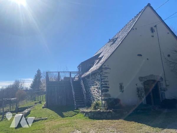 A vendre à Meallet (CANTAL), dans un petit hameau calme et verdoyant à une dizaine de minutes d...