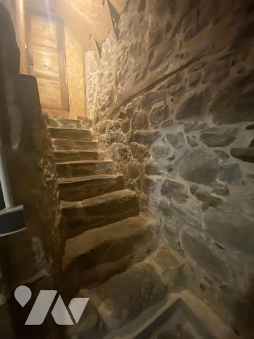 A vendre à Meallet (CANTAL), dans un petit hameau calme et verdoyant à une dizaine de minutes d...