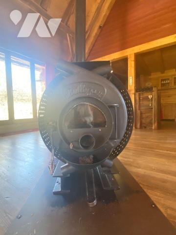 A vendre à Meallet (CANTAL), dans un petit hameau calme et verdoyant à une dizaine de minutes d...