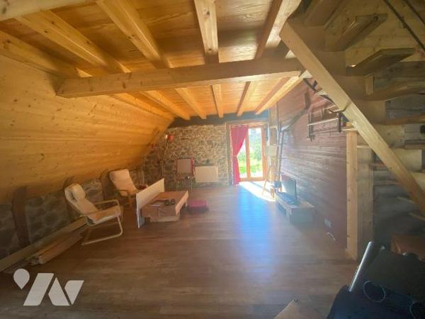 A vendre à Meallet (CANTAL), dans un petit hameau calme et verdoyant à une dizaine de minutes d...