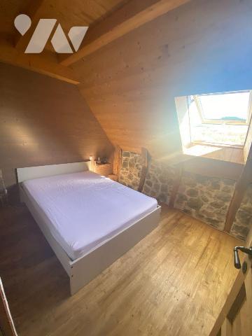 A vendre à Meallet (CANTAL), dans un petit hameau calme et verdoyant à une dizaine de minutes d...