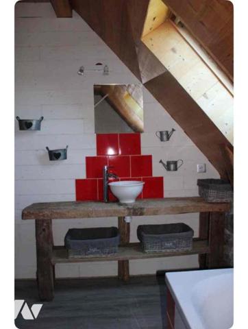 A vendre à Meallet (CANTAL), dans un petit hameau calme et verdoyant à une dizaine de minutes d...