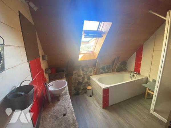 A vendre à Meallet (CANTAL), dans un petit hameau calme et verdoyant à une dizaine de minutes d...