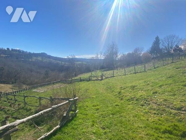 A vendre à Meallet (CANTAL), dans un petit hameau calme et verdoyant à une dizaine de minutes d...