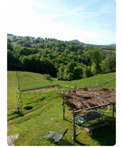 A vendre à Meallet (CANTAL), dans un petit hameau calme et verdoyant à une dizaine de minutes d...