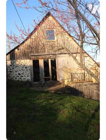 A vendre à Meallet (CANTAL), dans un petit hameau calme et verdoyant à une dizaine de minutes d...