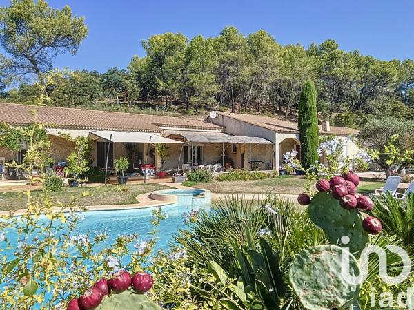Maison 7 pièces de 220 m² à Pierrefeu-du-Var (83390)