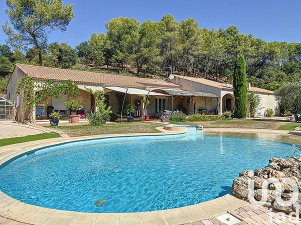 Maison 7 pièces de 220 m² à Pierrefeu-du-Var (83390)
