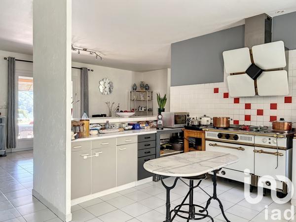 Maison 7 pièces de 220 m² à Pierrefeu-du-Var (83390)