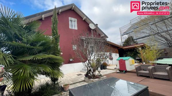 Maison 2 logements réunissables, piscine & garages très proche de la frontière