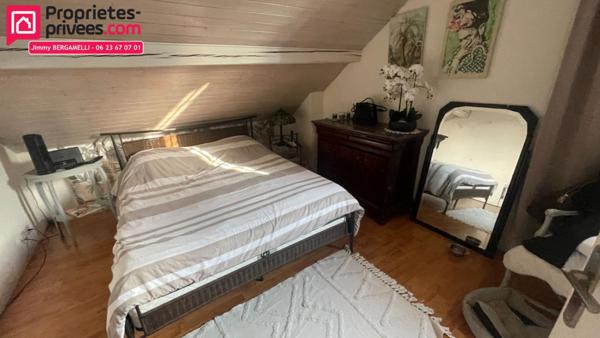 Maison 2 logements réunissables, piscine & garages très proche de la frontière