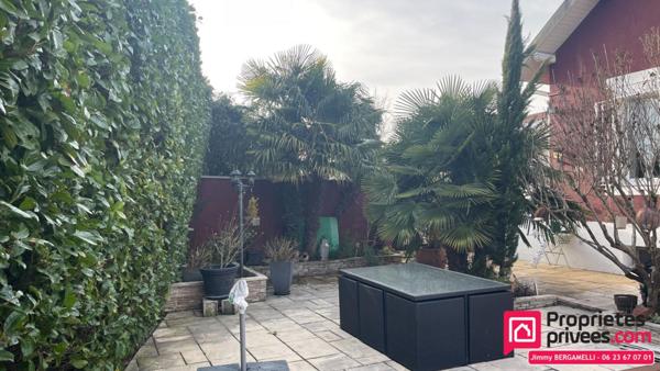 Maison 2 logements réunissables, piscine & garages très proche de la frontière