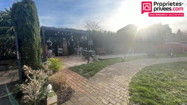 Maison 2 logements réunissables, piscine & garages très proche de la frontière