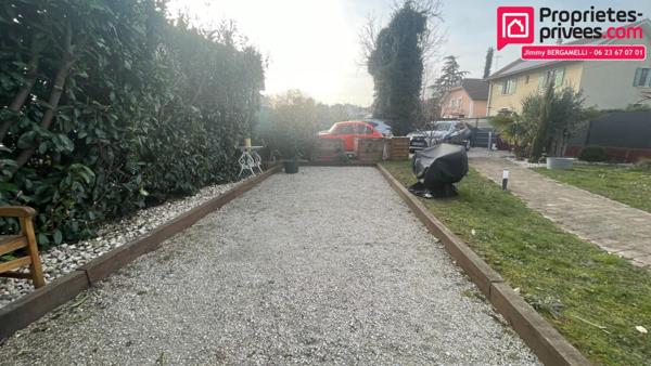 Maison 2 logements réunissables, piscine & garages très proche de la frontière