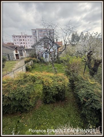 Ensemble immmobilier maison de ville et maison à rénover