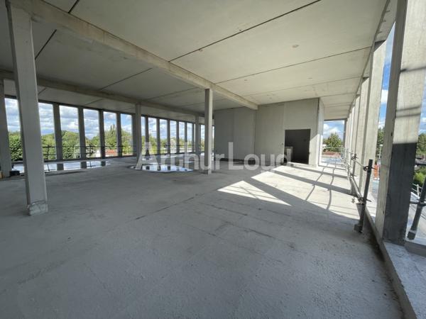 Bureaux à louer ou à vendre à Wasquehal proche métro Les Près et espaces extérieurs