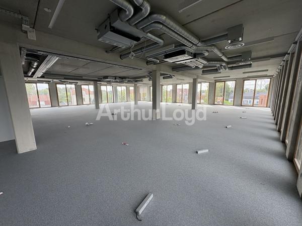 Bureaux à louer ou à vendre à Wasquehal proche métro Les Près et espaces extérieurs