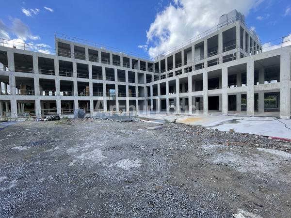 Bureaux à louer ou à vendre à Wasquehal proche métro Les Près et espaces extérieurs