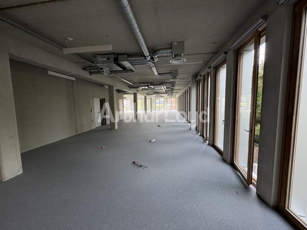 Bureaux à louer ou à vendre à Wasquehal proche métro Les Près et espaces extérieurs