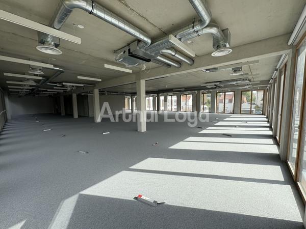 Bureaux à louer ou à vendre à Wasquehal proche métro Les Près et espaces extérieurs