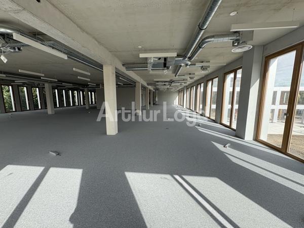 Bureaux à louer ou à vendre à Wasquehal proche métro Les Près et espaces extérieurs
