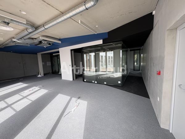 Bureaux à louer ou à vendre à Wasquehal proche métro Les Près et espaces extérieurs
