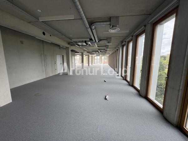 Bureaux à louer ou à vendre à Wasquehal proche métro Les Près et espaces extérieurs