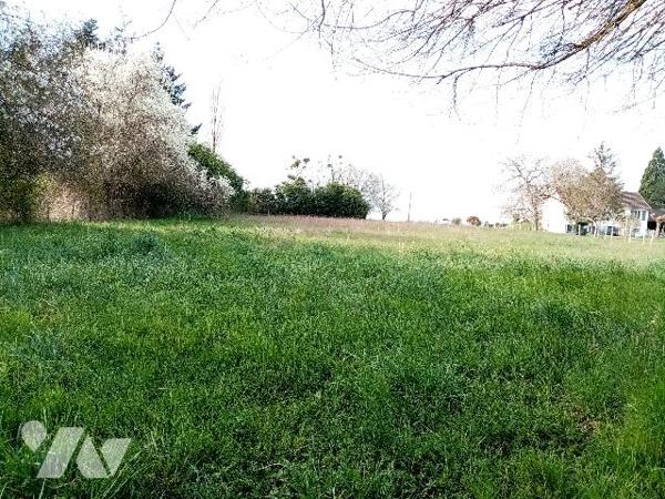 BEAU TERRAIN A BATIR de 3291 m2 à 6 km de LA CHARITE. NON VIABILISE