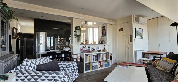 Appartement entièrement rénové avec 2 balcons et chambre de bonne